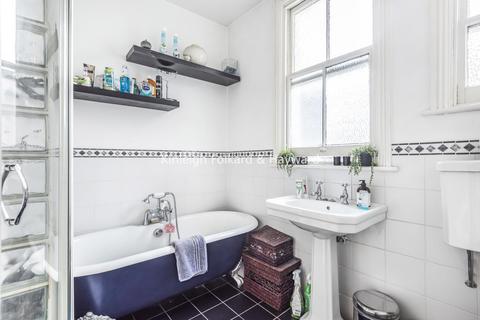 7 Thornsbeach Road, London, SE6 1DY