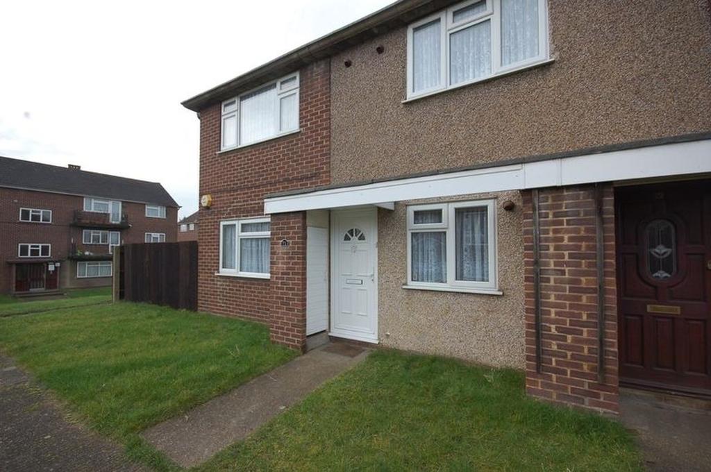Stirling Close, Rainham, RM13 2 bed £1,095 pcm (£253 pw)