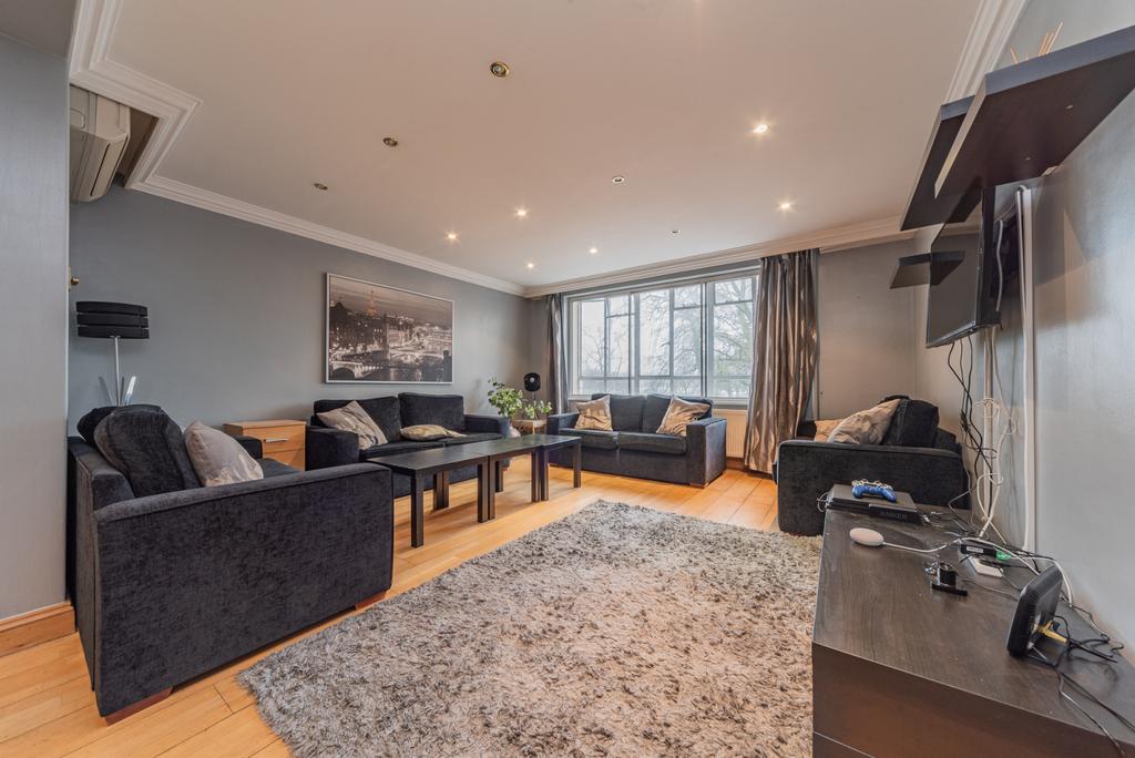 3 Bedroom Apartment Overlooking Hyde Park