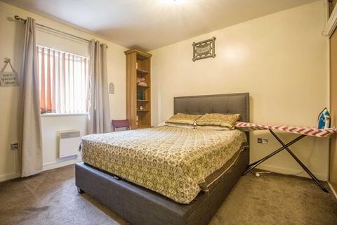 2 bedroom flat to rent, Royal Crescent, Newbury Park, IG2