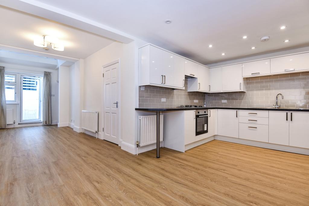 Rosemary Terrace Mortlake SW14 2 bed apartment £1,600 pcm (£369 pw)