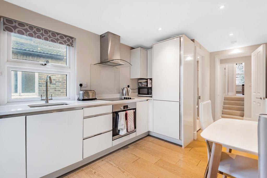 Russell Road, Wimbledon 2 bed flat £550,000