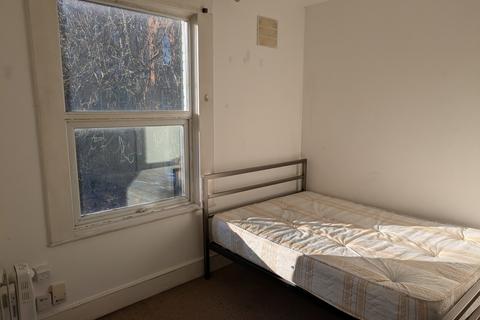 Studio to rent, C, Archway Road, Highgate, N6