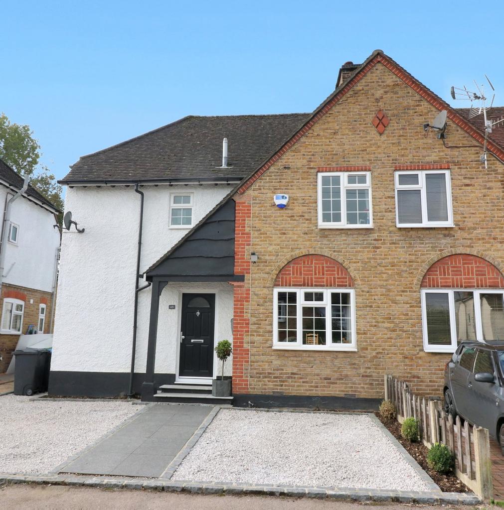 Blackwell Road, Kings Langley, Herts, WD4 3 bed semidetached house £600,000