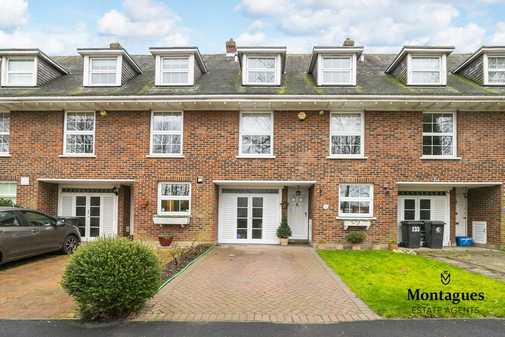 Theydon Grove, Epping, CM16 4 bed townhouse £725,000