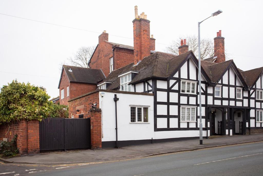 Beacon Street, Lichfield, Staffordshire, WS13 4 bed semidetached house