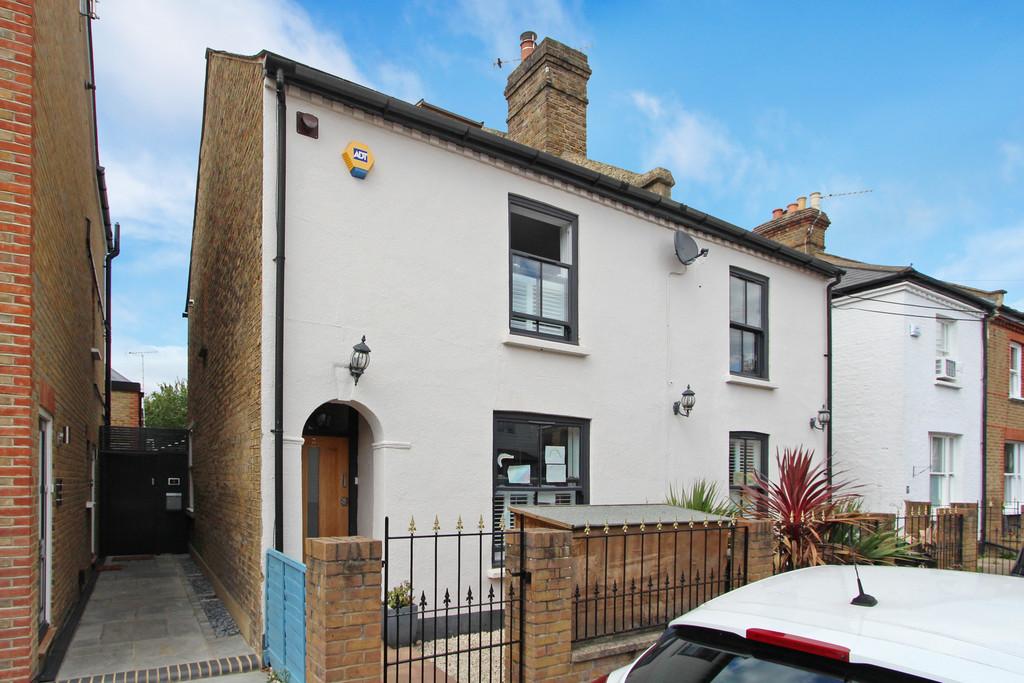 Latimer Road, Teddington 3 bed semidetached house £700,000