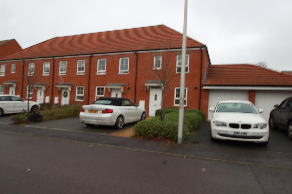 Windsor Crescent, Wokingham, RG40 3 bed semidetached house £1,500