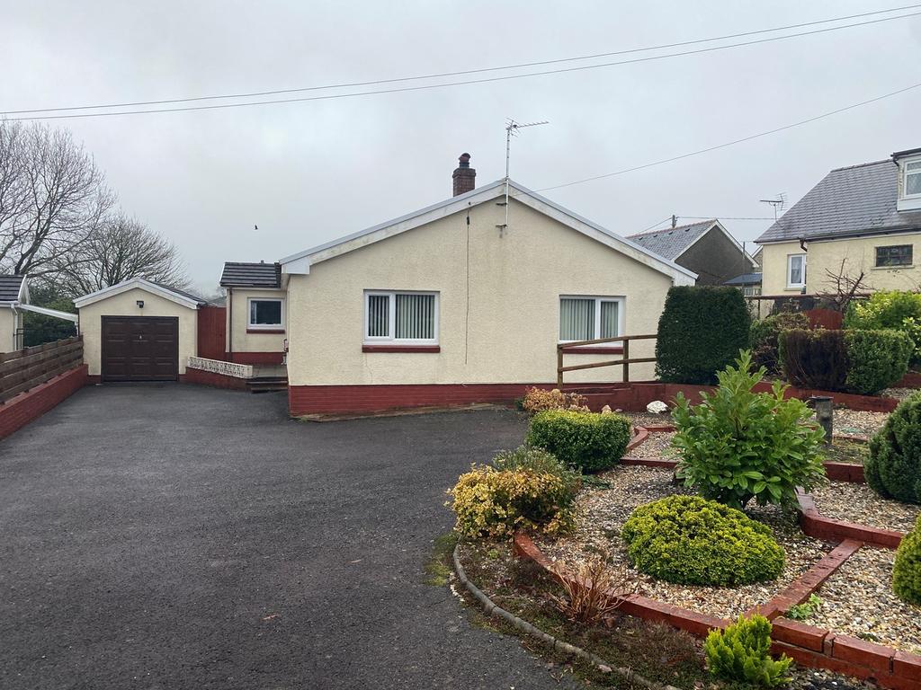 Rhos, Llandysul, SA44 3 bed detached bungalow £220,000