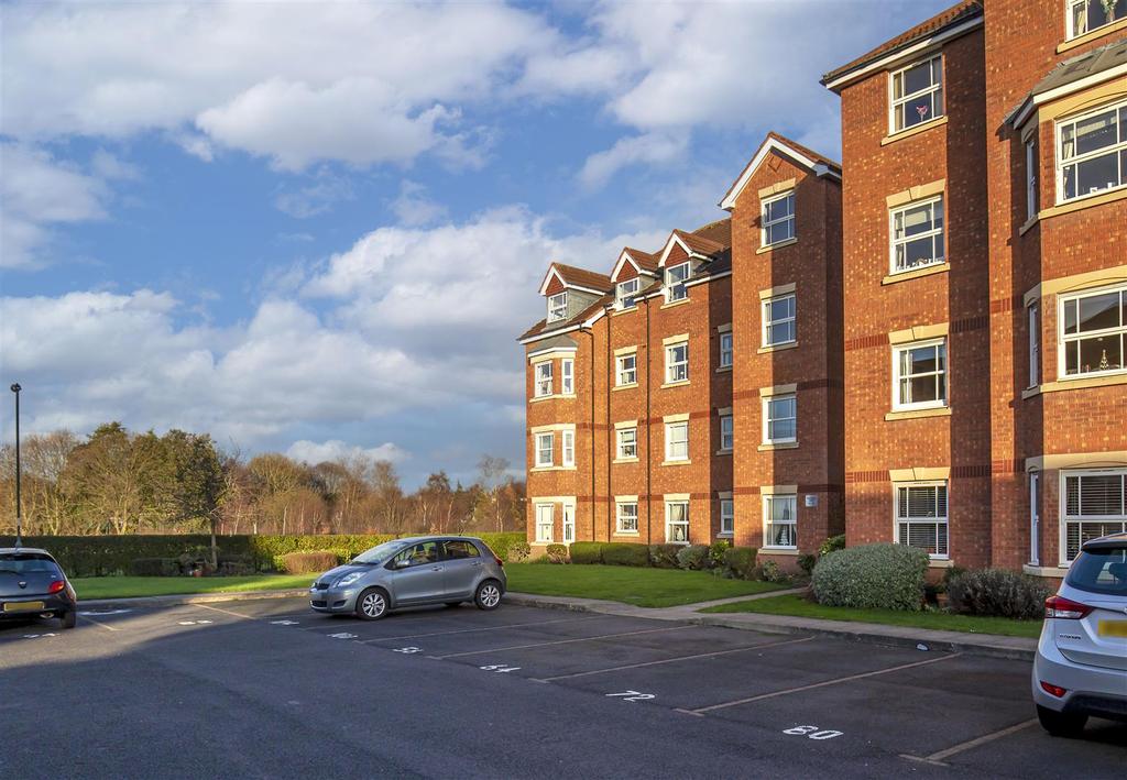Westfield Drive, Aldridge 2 bed apartment £215,000