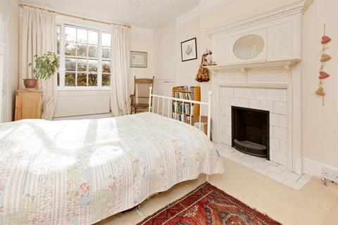 2 bedroom flat to rent, St Peter Street, Tiverton, Devon
