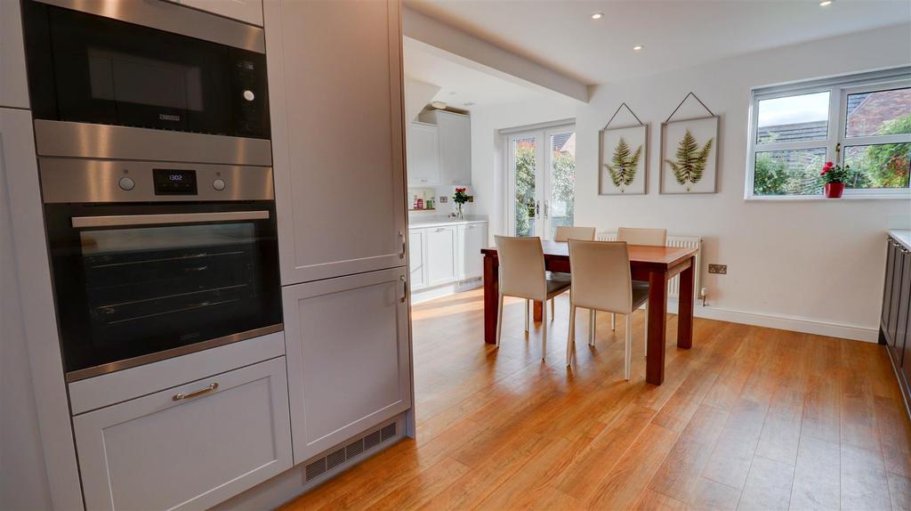 Emmerson Avenue, StratfordUponAvon 3 bed detached house £375,000