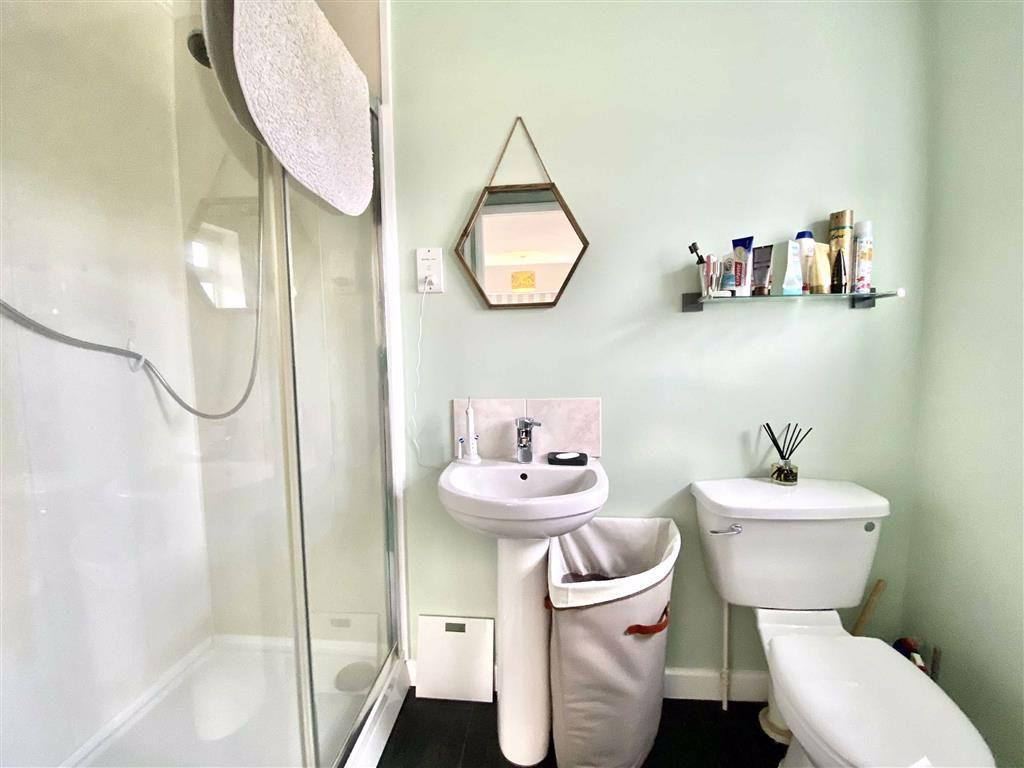En suite Shower (side)
