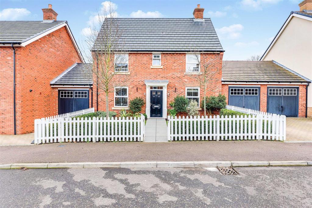 Kingston Road, Benfleet 3 bed link detached house £425,000