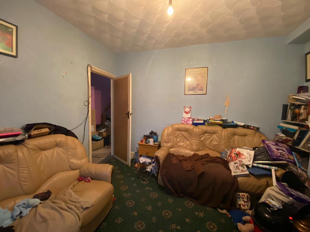 Lounge 3.12m (10.24') x 3.34m (10.96')