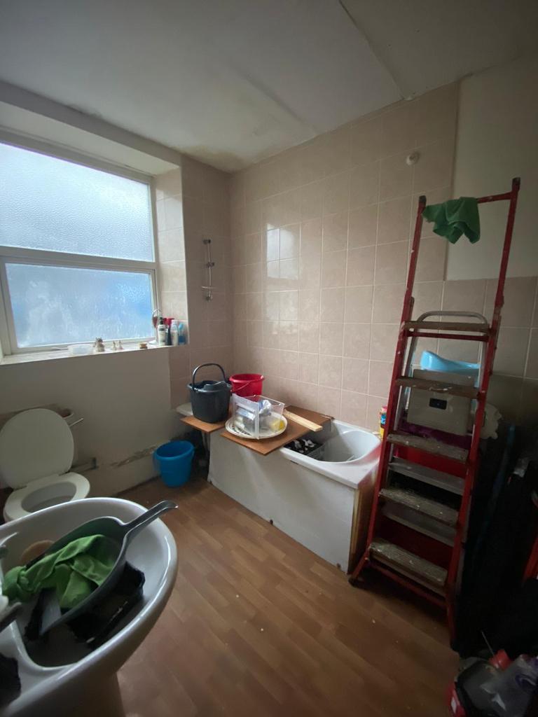 Bathroom 3.03m (9.94') x 2.08m (6.82')