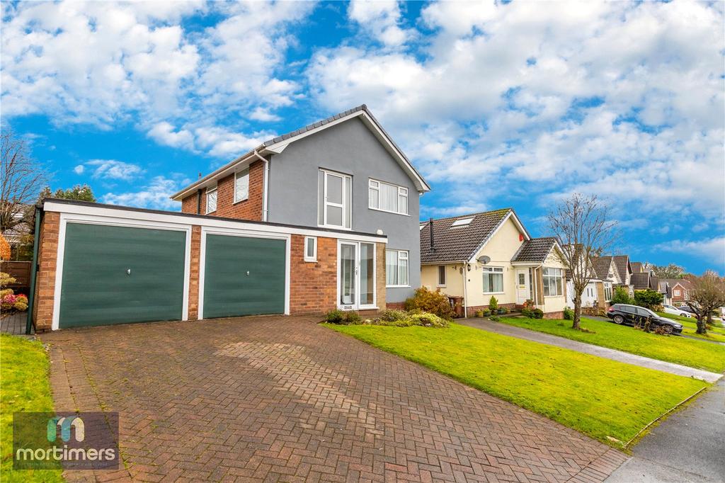 Goodshaw Avenue, Blackburn, Lancashire, BB1 4 bed detached house £205,000