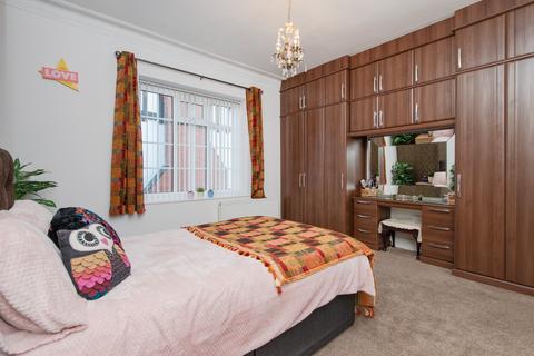 37 Avenue Crescent, Leeds, LS8 4HD