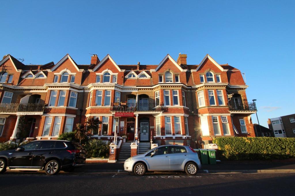 South Terrace, Littlehampton, West Sussex, BN17 1 bed apartment for