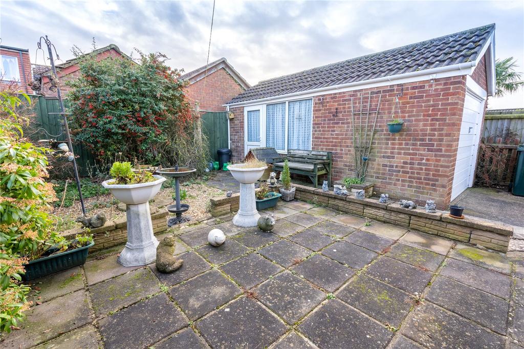 Ashby Close, HoltonleClay, Grimsby, DN36 2 bed bungalow for sale £135,000