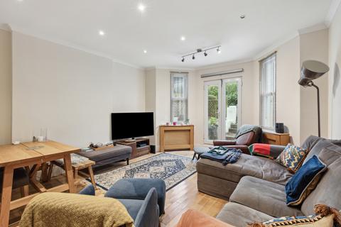 2 bedroom flat to rent, Russell Road, Kensington, London