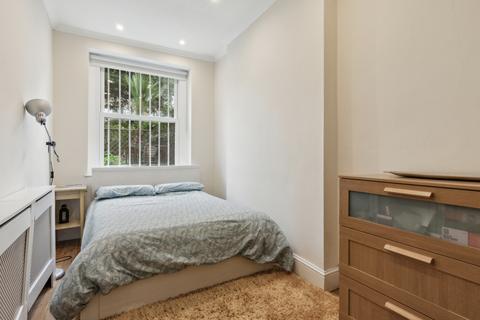 2 bedroom flat to rent, Russell Road, Kensington, London