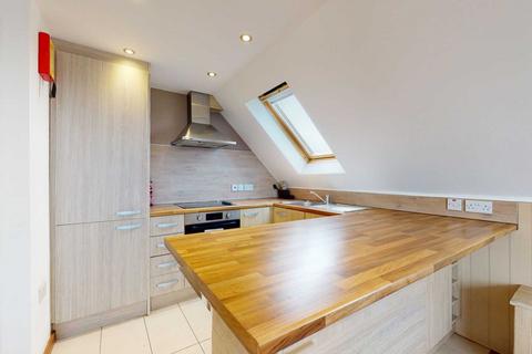2 bedroom penthouse to rent, Ritherdon Road, Balham, SW17