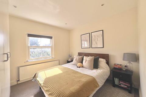 2 bedroom flat to rent, Balham High Road, London