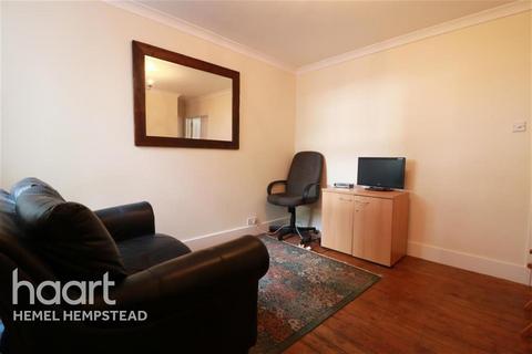 1 bedroom in a flat share to rent, Leavesden Road, WD24