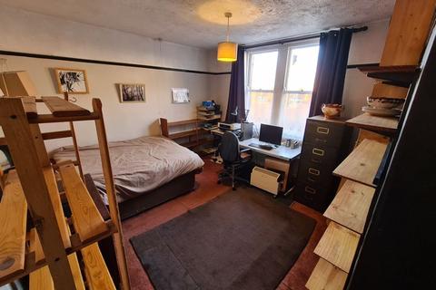 24 De Lacy Mount, Leeds, LS5 3JF
