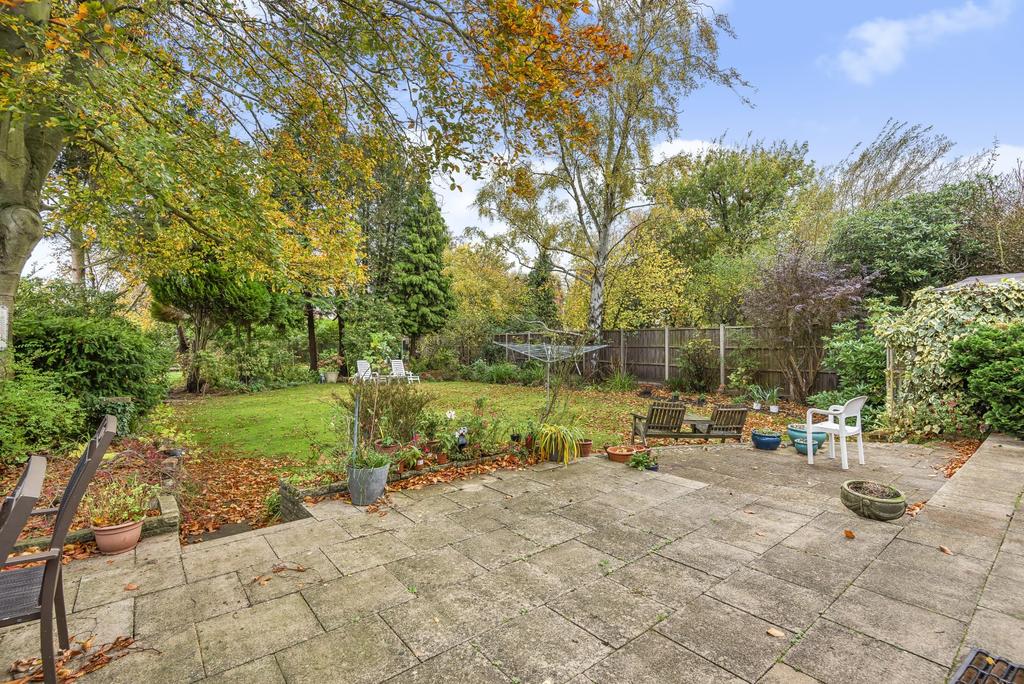 Garrick Close, Walton On Thames, KT12 4 bed detached house - £1,200,000