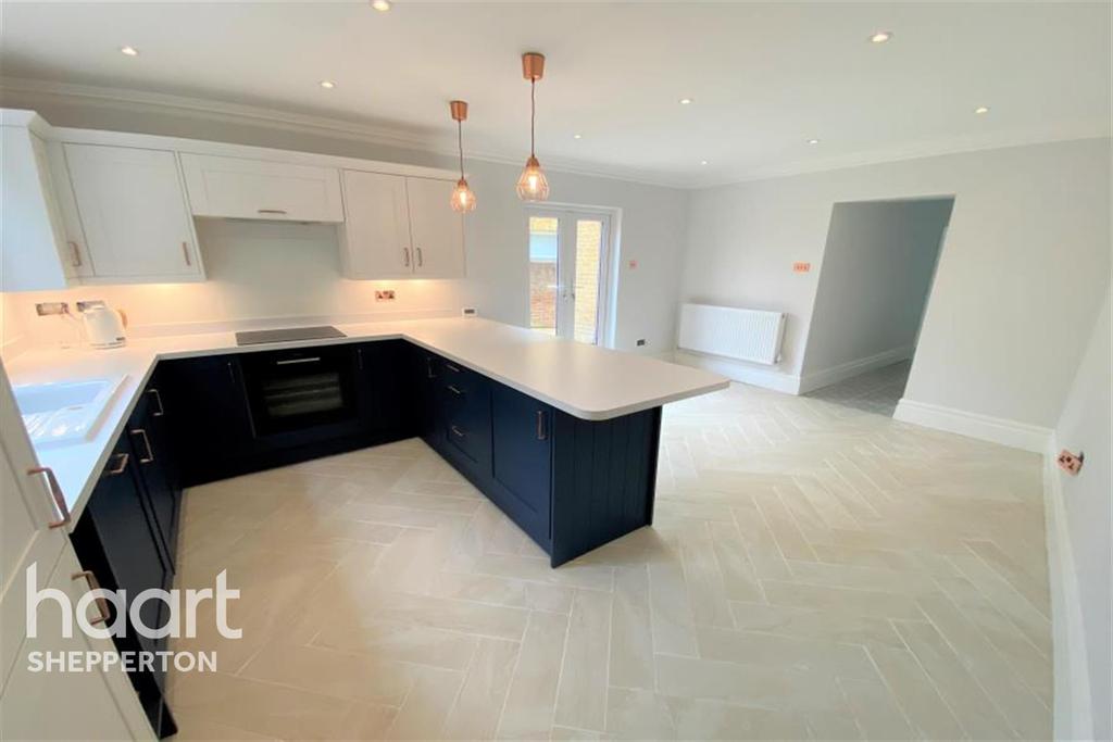 Russell Road, Shepperton 4 bed detached house £2,500 pcm (£577 pw)