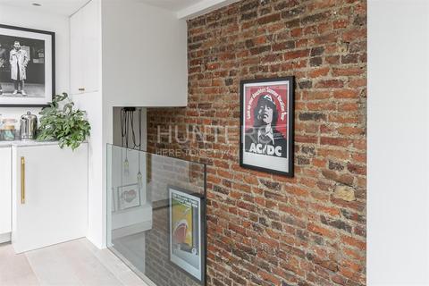 14b Agamemnon Road, London, NW6 1DY