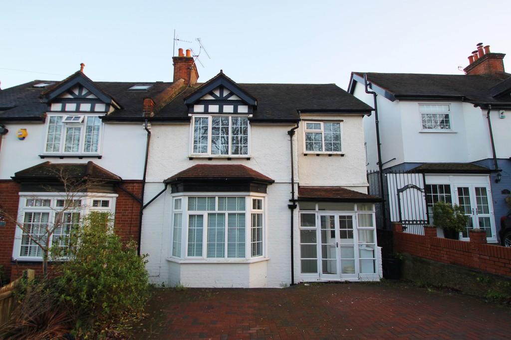 Monkhams Lane, Woodford Green 3 bed detached house £2,350 pcm (£542 pw)