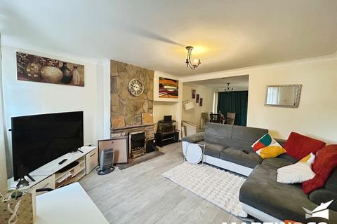 3 bedroom terraced house to rent, Patching Hall Lane, Chelmsford