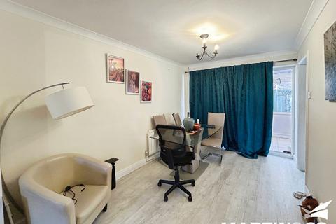 3 bedroom terraced house to rent, Patching Hall Lane, Chelmsford