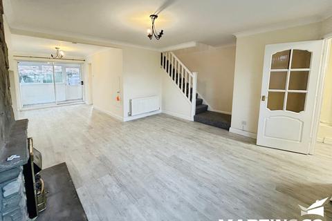 3 bedroom terraced house to rent, Patching Hall Lane, Chelmsford