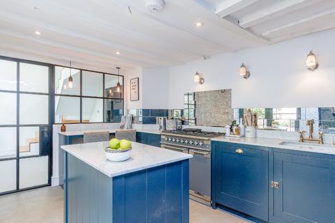 8 Gumstool Hill, Tetbury, GL8 8DG