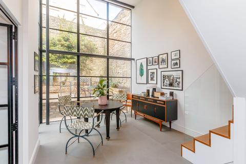 8 Gumstool Hill, Tetbury, GL8 8DG