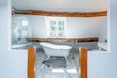 8 Gumstool Hill, Tetbury, GL8 8DG