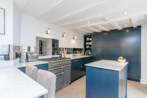 8 Gumstool Hill, Tetbury, GL8 8DG