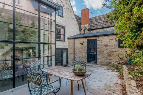 8 Gumstool Hill, Tetbury, GL8 8DG