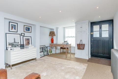 8 Gumstool Hill, Tetbury, GL8 8DG