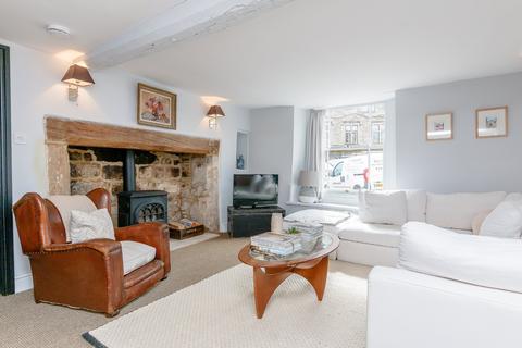 8 Gumstool Hill, Tetbury, GL8 8DG
