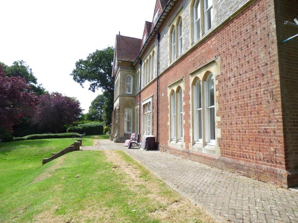 Horsgate House, Hanlye Lane, Cuckfield 1 bed flat £825 pcm (£190 pw)