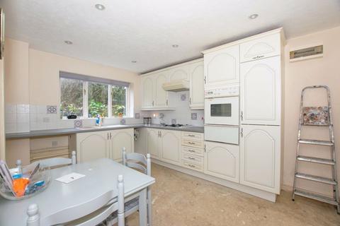 2 Calvert Close, Uckfield, TN22 2BZ