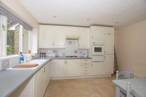 2 Calvert Close, Uckfield, TN22 2BZ