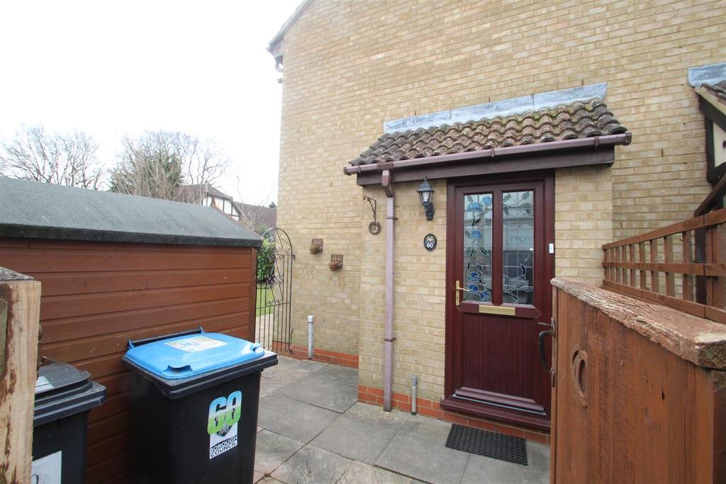 The Pastures, Fields End, Hemel Hempstead 2 bed terraced house £1,145