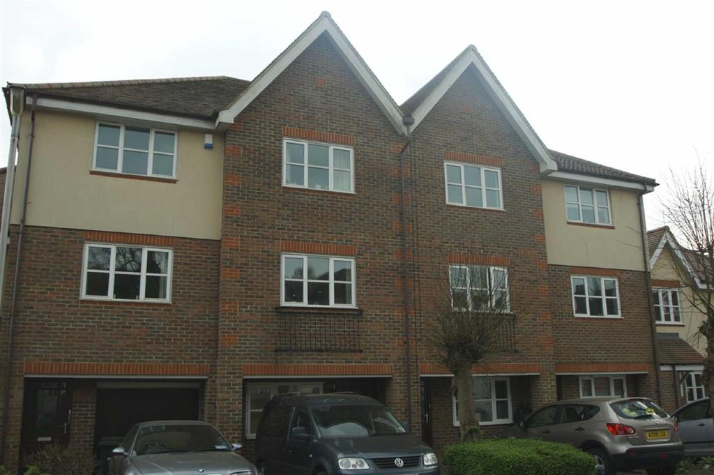 Avenue Road, St Albans 3 bed terraced house £1,450 pcm (£335 pw)