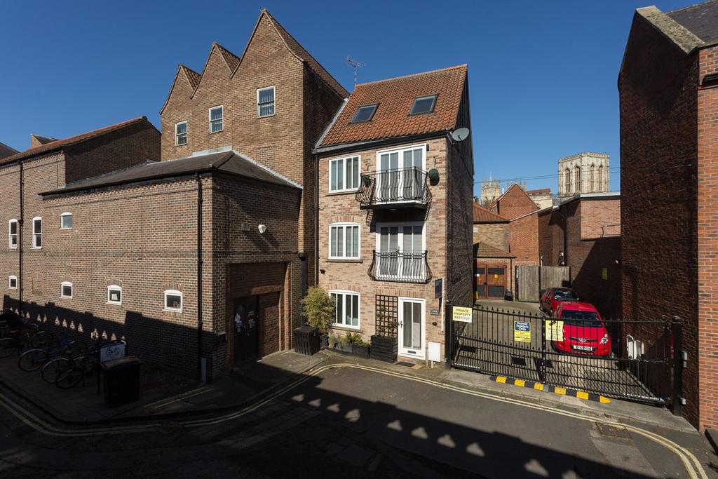 St Andrewgate, York, YO1 3 bed townhouse for sale £450,000